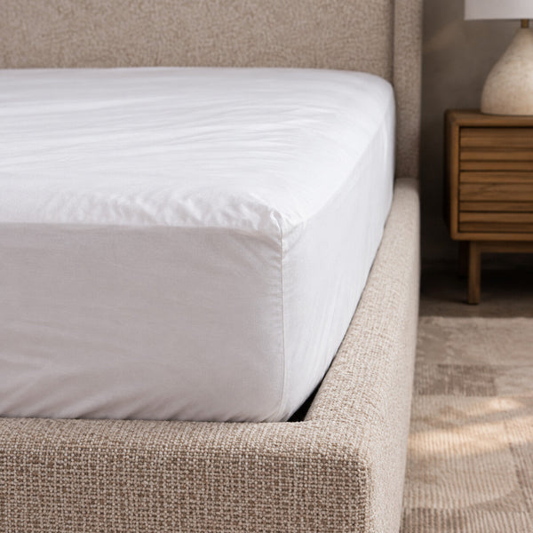 The fitted sheet corner, with reinforced elastic, on a mattress