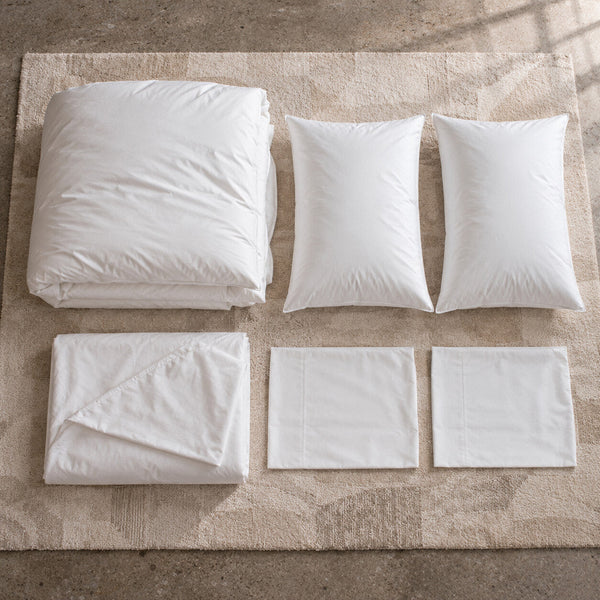 All six pieces laid out: the duvet, its cover, two pillows and two pillowcases